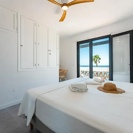 Dona Lola Renata: Beachfront Duplex With Sea Views
